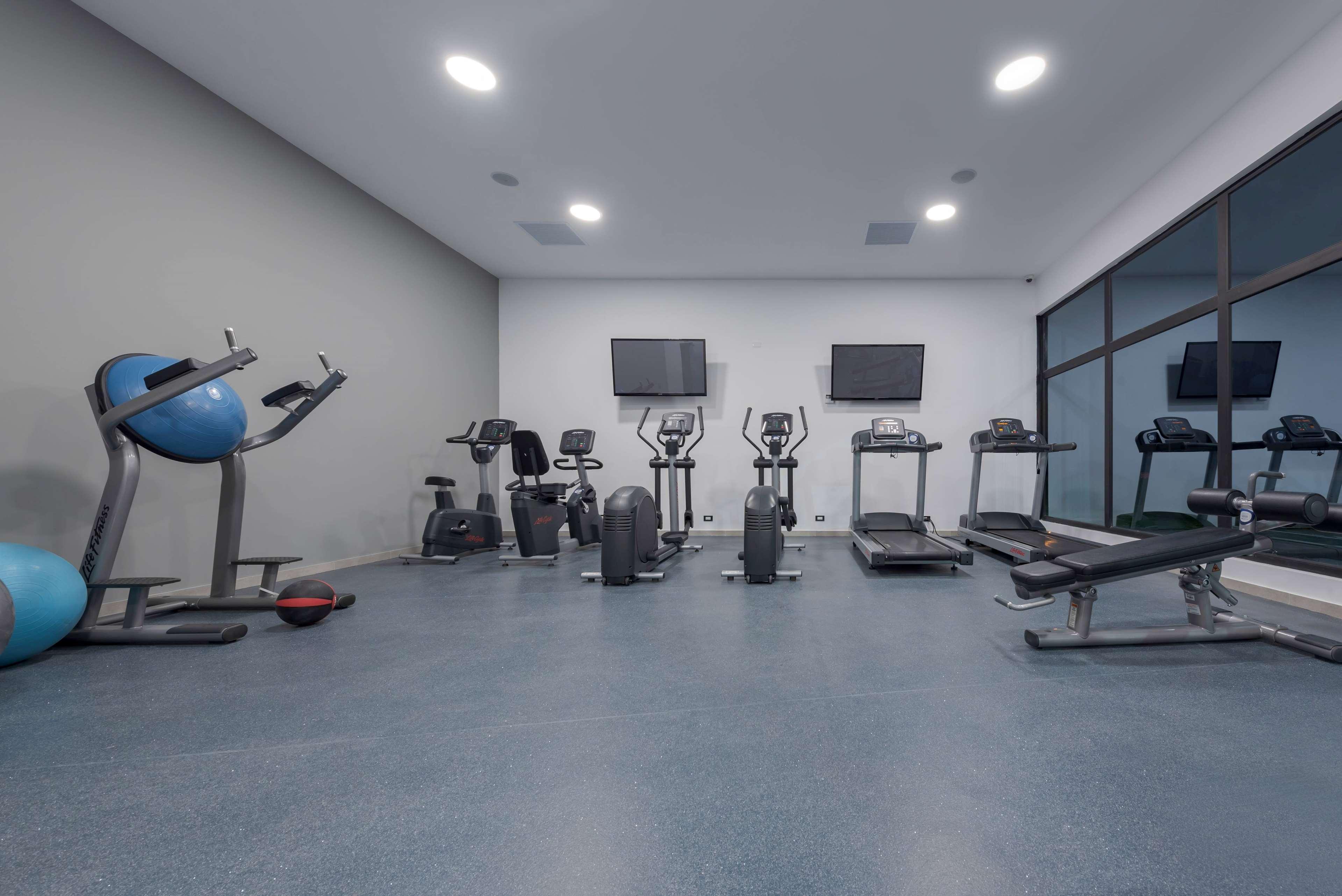 Wyndham Quito Airport Hotel Puembo Exterior photo The gym at the hotel