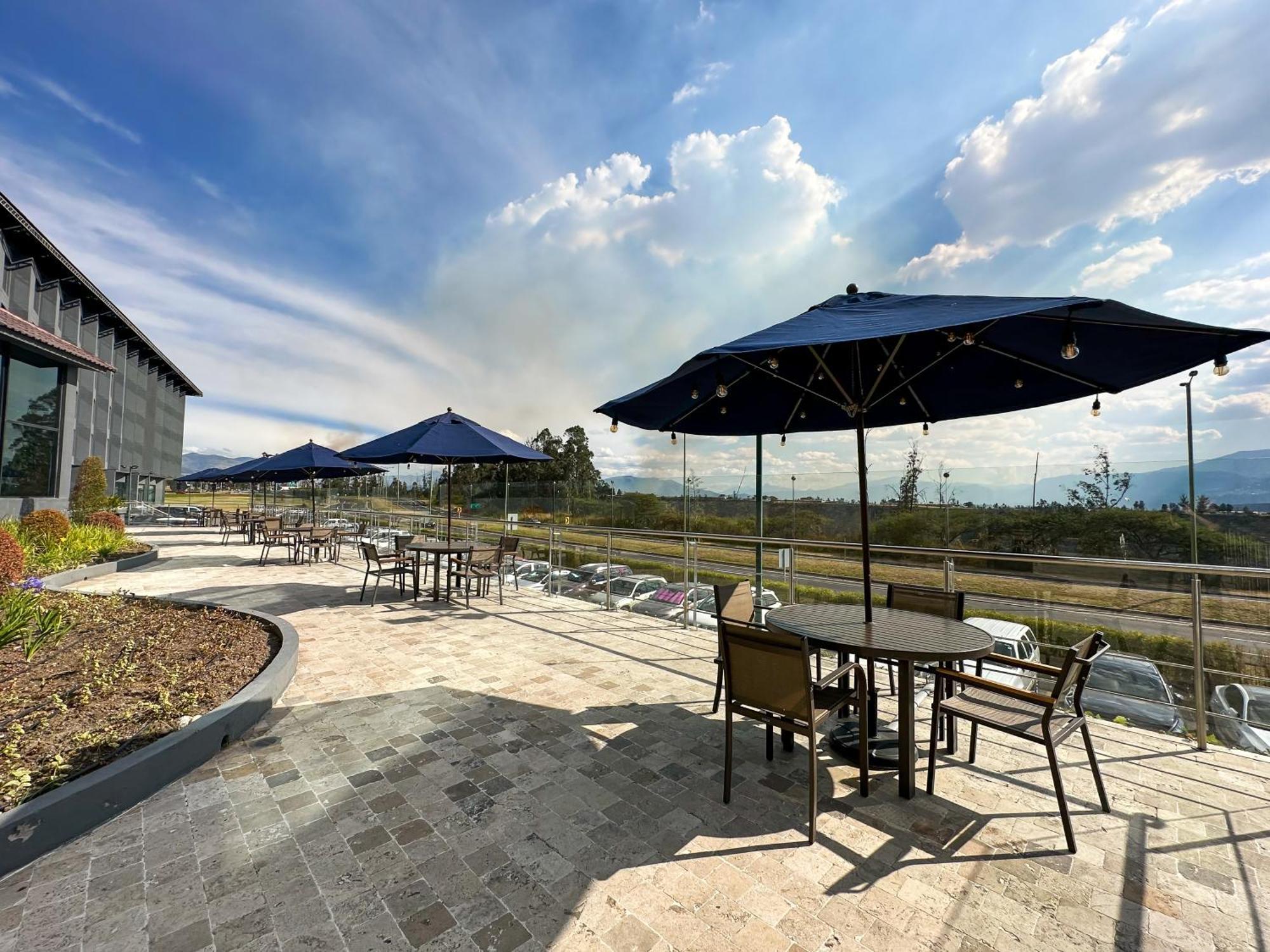 Wyndham Quito Airport Hotel Puembo Exterior photo The patio at the new library