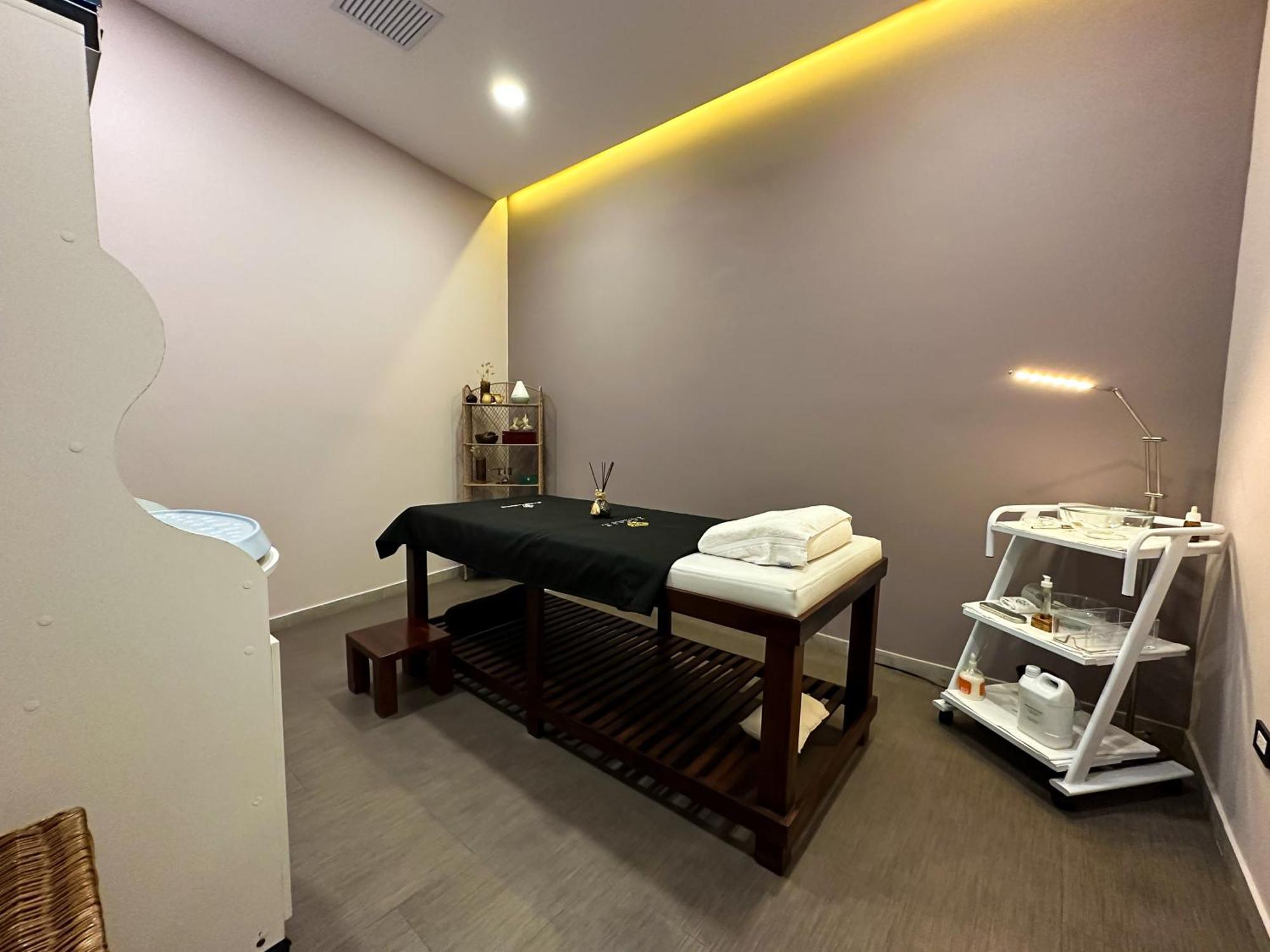 Wyndham Quito Airport Hotel Puembo Exterior photo A massage table