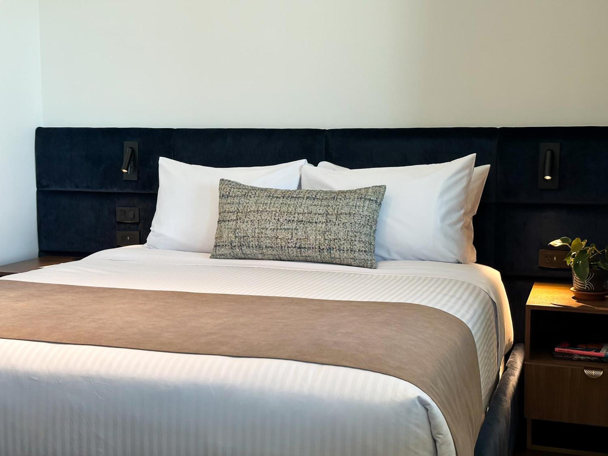 Wyndham Quito Airport Hotel Puembo Exterior photo A bed with a bed runner