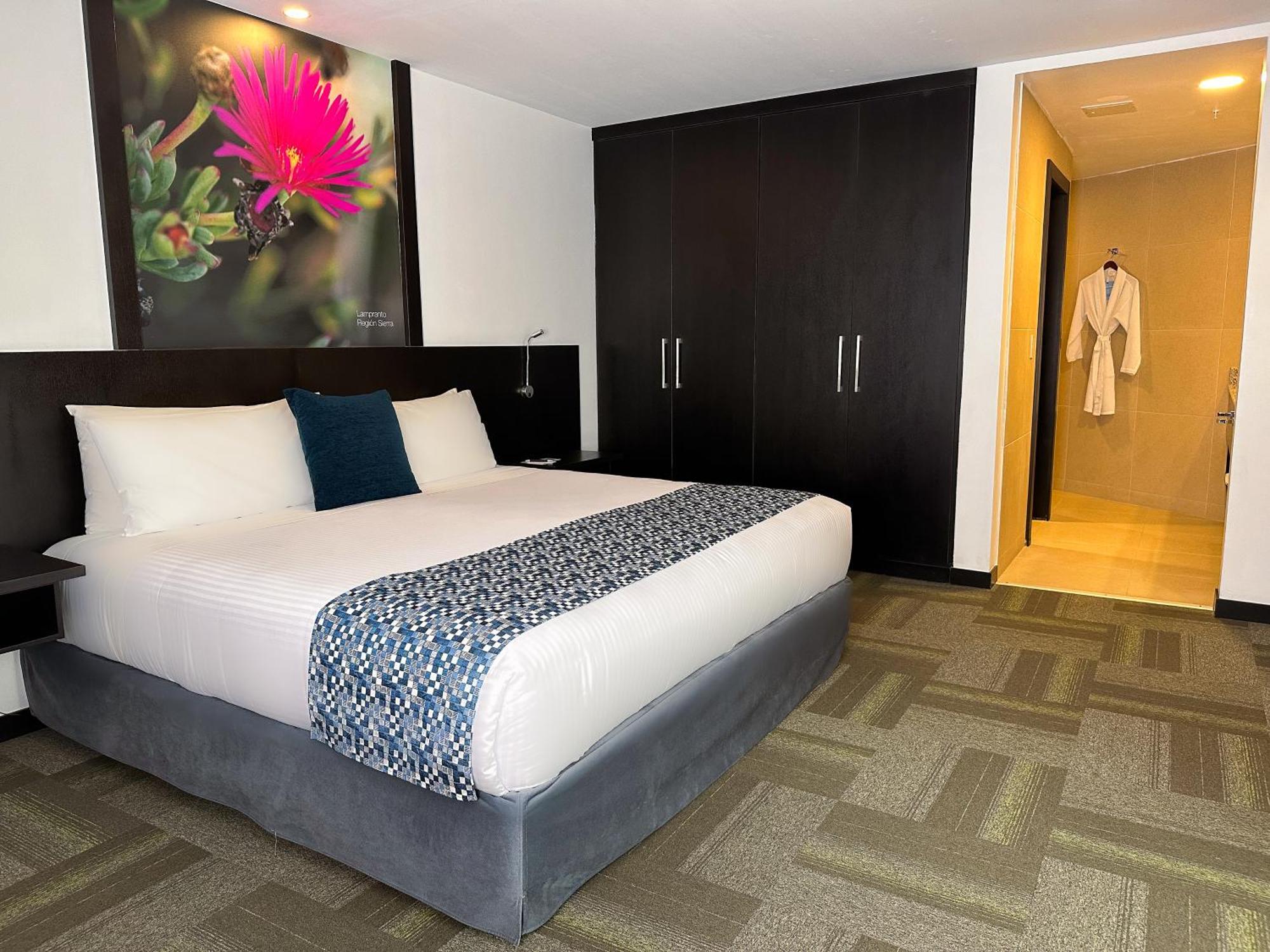 Wyndham Quito Airport Hotel Puembo Exterior photo A bedroom at the hotel