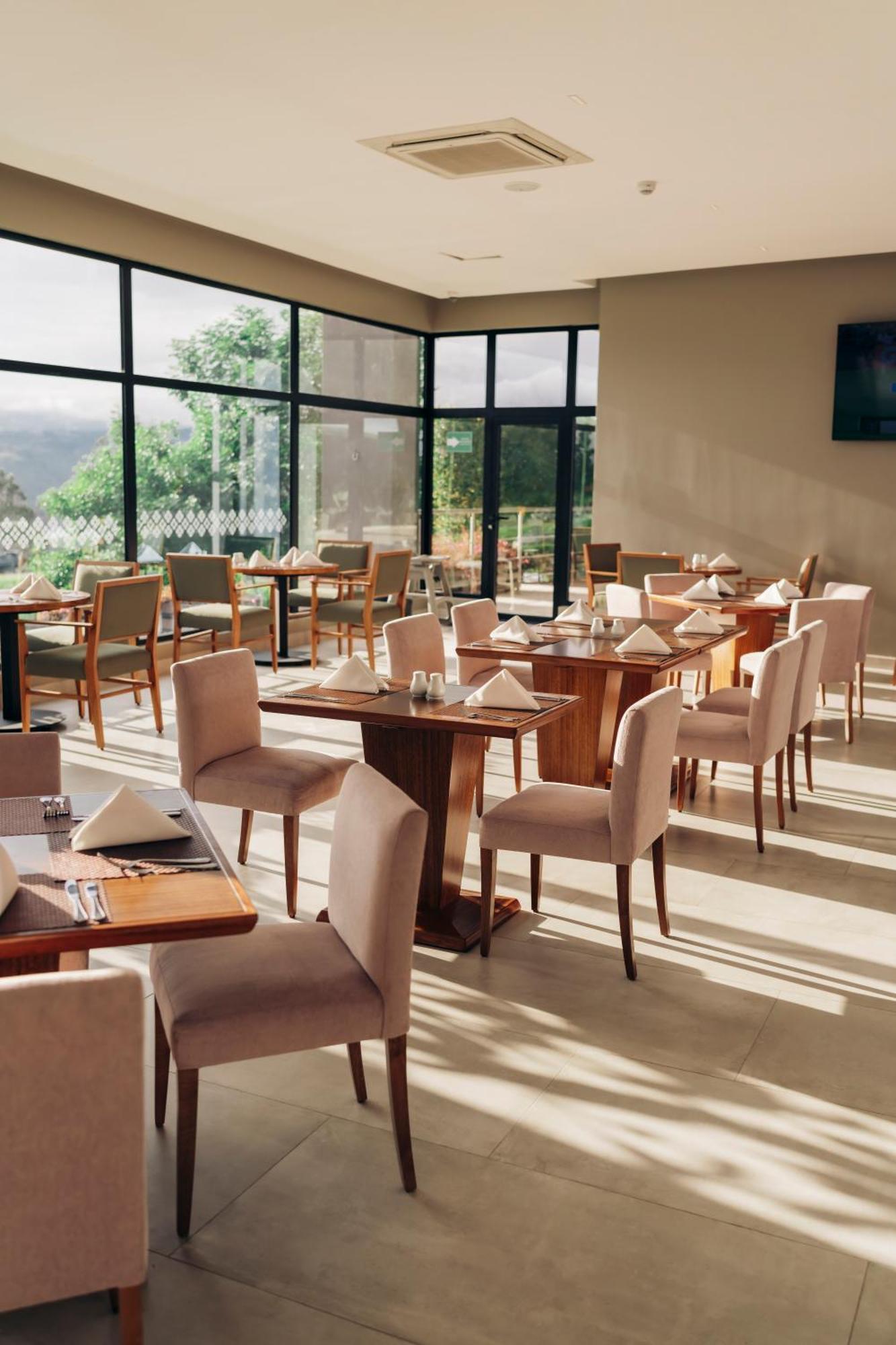 Wyndham Quito Airport Hotel Puembo Exterior photo The restaurant