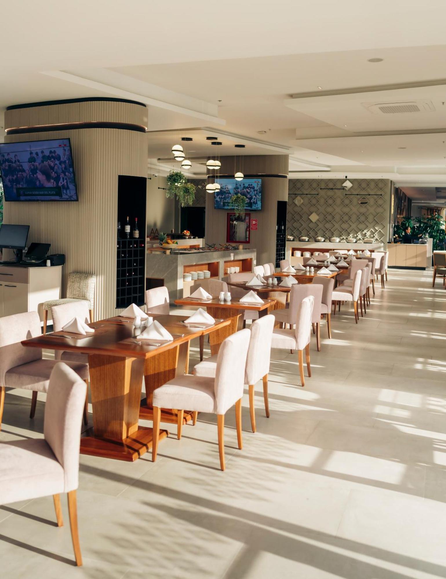 Wyndham Quito Airport Hotel Puembo Exterior photo The restaurant