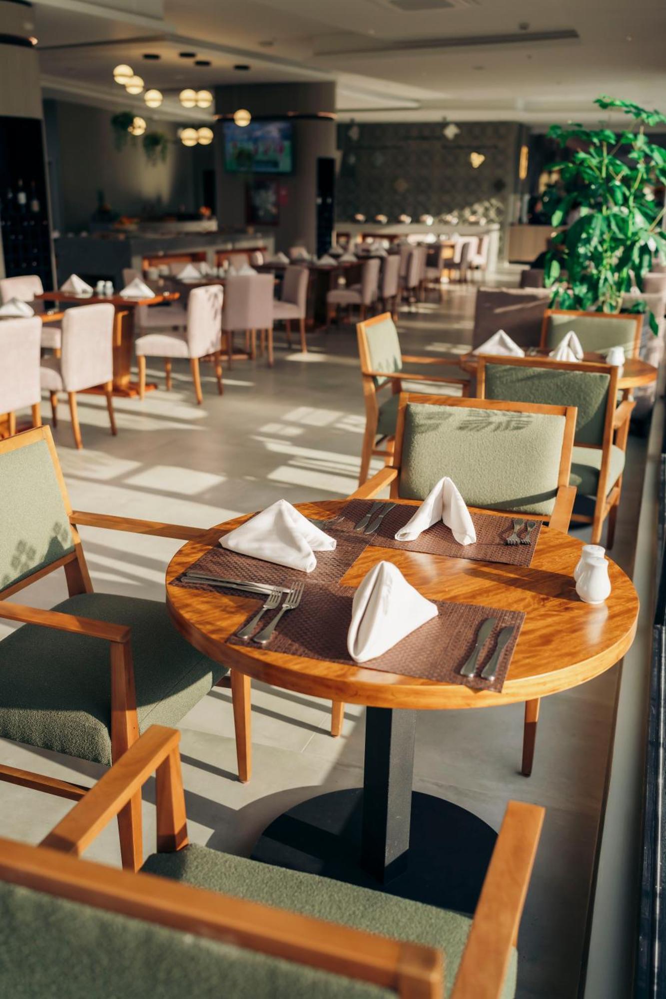 Wyndham Quito Airport Hotel Puembo Exterior photo A place setting in a restaurant