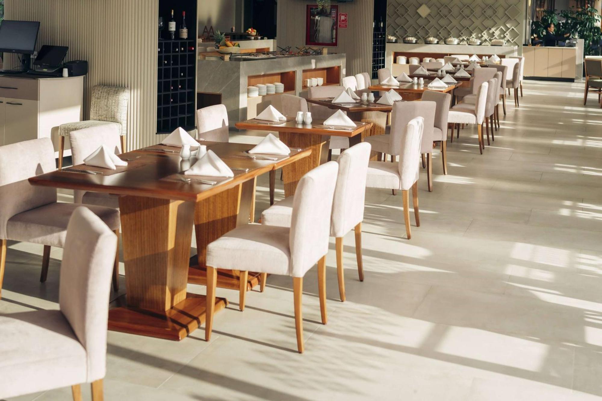 Wyndham Quito Airport Hotel Puembo Exterior photo Interior of the restaurant